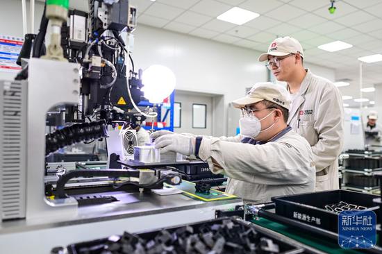 ↑ 11月27日，宁波中车时代传感技术有限公司员工在生产线上工作。