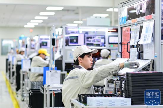 ↑ 11月27日，宁波中车时代传感技术有限公司员工在生产线上工作。