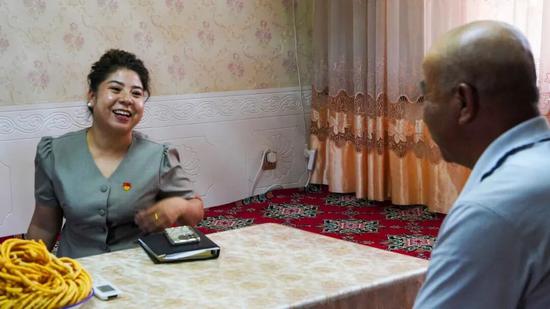 满早然木·吐尔洪在群众家中入户走访。