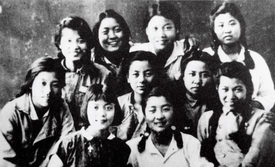 国新社、“青记”与生活书店部分女工作人员在桂林合影