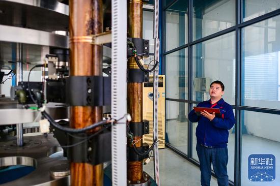 ↑ 11月27日，宁波柯力传感科技股份有限公司员工在实验室内工作。