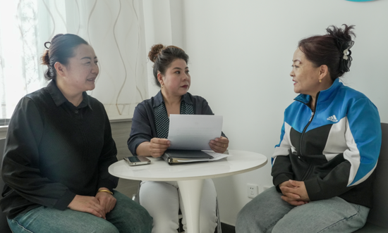 满早然木·吐尔洪调解群众纠纷。