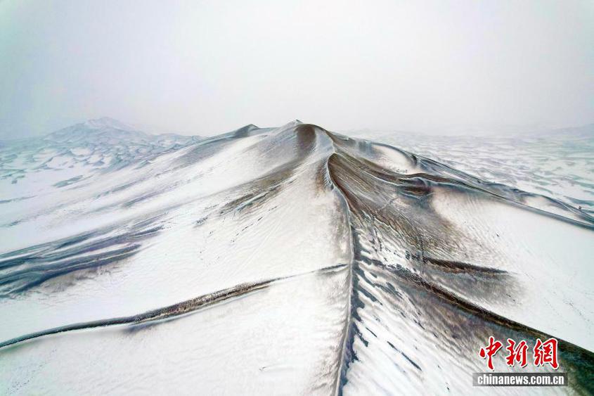 新疆库木塔格沙漠迎今冬首场降雪