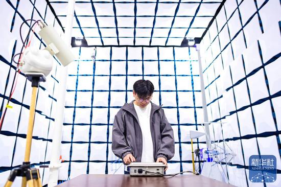 ↑ 11月27日，宁波柯力传感科技股份有限公司员工在实验室内工作。