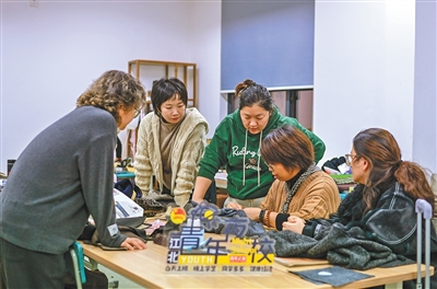 在宁波市江北青少年活动中心，青年夜校开设服装设计课。