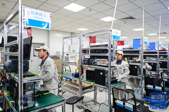↑ 11月27日，宁波中车时代传感技术有限公司员工在生产线上工作。
