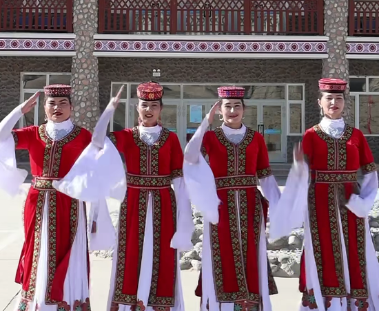 ▲塔吉克族服饰。