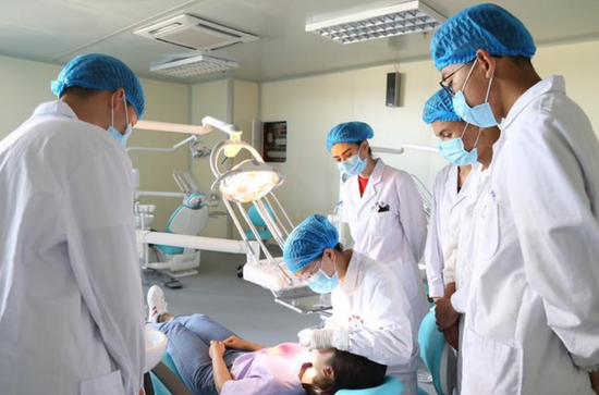 口腔楼内教学场景。（图片由新疆第二医学院提供）