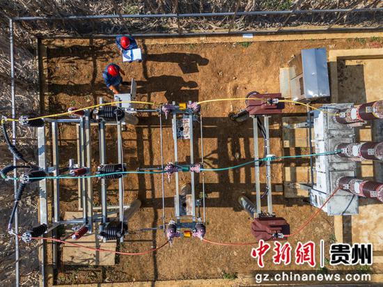 2025年12月12日,在贵州省毕节市赫章县朱明镇田坝村,工作人员正在对运行中的变电站进行例行巡检。 2025年12月12日,在贵州省毕节市赫章县朱明镇田坝村,工作人员正在对运行中的变电站进行例行巡检。