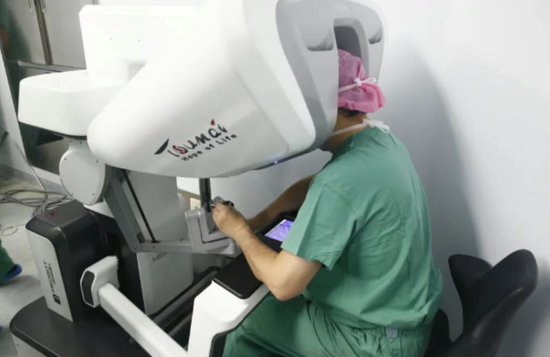 北京医院援疆专家马宏操控“机器人手臂”开展我市首例“机器人辅助下前列腺癌根治术”。（图片由市中西医结合医院（市人民医院）提供）7