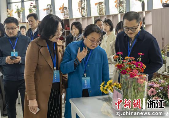 与会代表实地调研。 主办方 供图 与会代表实地调研。 主办方 供图