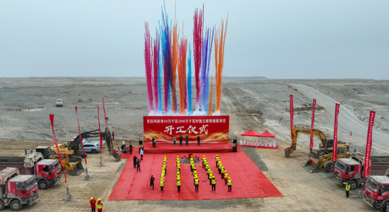 12月9日，克拉玛依市2025年50万千瓦/200万千瓦时独立新型储能项目开工。克拉玛依区融媒体分中心记者 非尔代维斯·热夏提 摄9