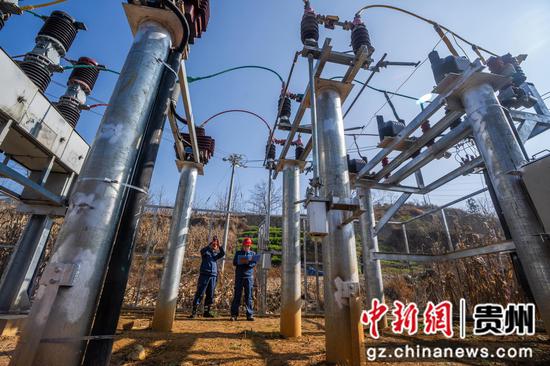 2025年12月12日,在贵州省毕节市赫章县朱明镇田坝村,工作人员正在对运行中的变电站进行例行巡检。 2025年12月12日,在贵州省毕节市赫章县朱明镇田坝村,工作人员正在对运行中的变电站进行例行巡检。