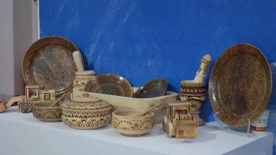 精致的核桃木制品。努尔古再丽 摄