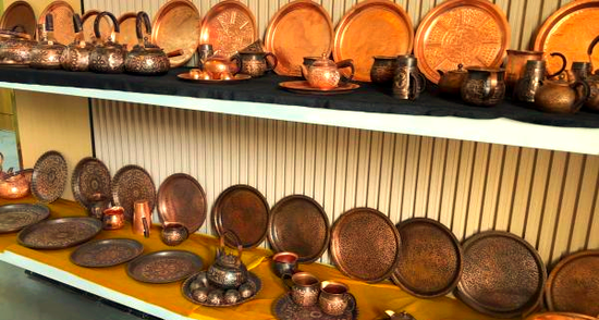 洛浦县传家宝手工艺品专业合作社内展示的各类铜器产品。（资料图）