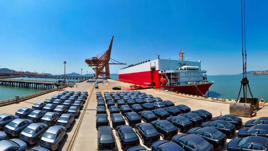 资料图：状元岙港区整装待发的二手新能源汽车。