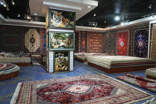 各式各样的精美地毯和挂毯。努尔古再丽 摄