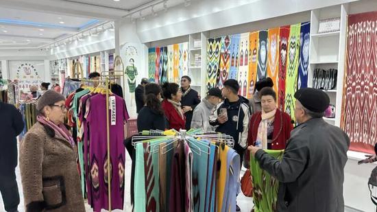 游客在吉亚丽人展厅选购艾德莱斯绸。记者 阿卜力克木·依卜拉依木 摄5