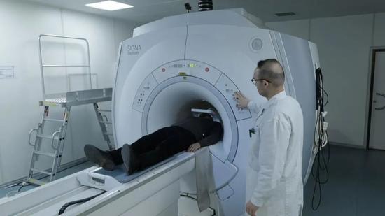 图为3.0T核磁共振设备，正由医护人员操作完成患者检查。