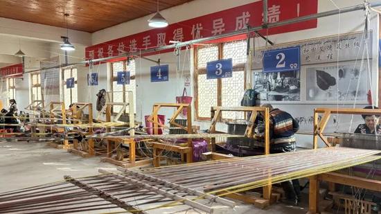 在和田市吉亚丽人艾德莱斯手工坊，工人手工编织艾德莱斯绸。记者 阿卜力克木·依卜拉依木 摄