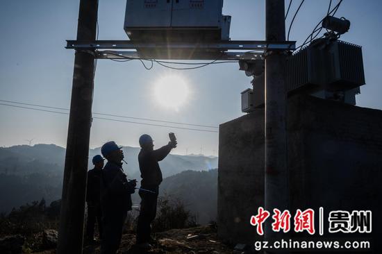 2025年12月12日,在贵州省毕节市赫章县朱明镇则姑村,工作人员正在对供电线路进行例行巡检。 2025年12月12日,在贵州省毕节市赫章县朱明镇则姑村,工作人员正在对供电线路进行例行巡检。