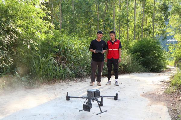 5G网联无人机打造森林防火“天空之眼”。唐文蔚 摄 5G网联无人机打造森林防火“天空之眼”。唐文蔚 摄