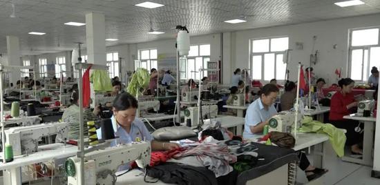 和田丝绸之花服装有限责任公司生产车间。（资料图）