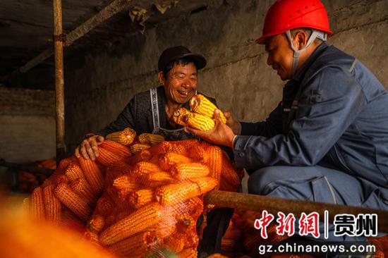 2025年12月12日,在贵州省毕节市赫章县朱明镇则姑村,工作人员正在了解村民烘干谷物的用电情况。 2025年12月12日,在贵州省毕节市赫章县朱明镇则姑村,工作人员正在了解村民烘干谷物的用电情况。