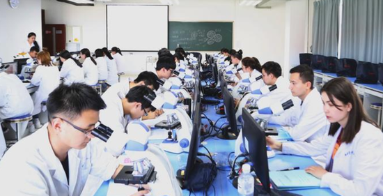 基础楼内教学场景。（图片由新疆第二医学院提供）