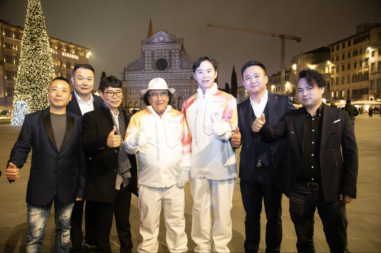 陈茂国和意大利国宝级演唱家阿巴诺（左四）及华人华侨代表合影