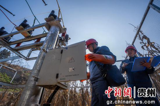 2025年12月12日,在贵州省毕节市赫章县朱明镇田坝村,工作人员正在对运行中的变电站进行例行巡检。 2025年12月12日,在贵州省毕节市赫章县朱明镇田坝村,工作人员正在对运行中的变电站进行例行巡检。