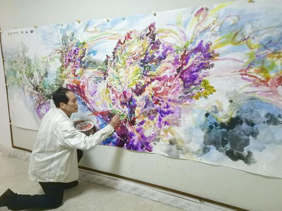 图为陈中华在画巨幅中国画《珊瑚颂》。记者 蒋雪林 摄 图为陈中华在画巨幅中国画《珊瑚颂》。记者 蒋雪林 摄