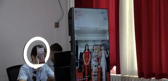 线上直播销售各类艾德莱斯丝绸服饰。（资料图）