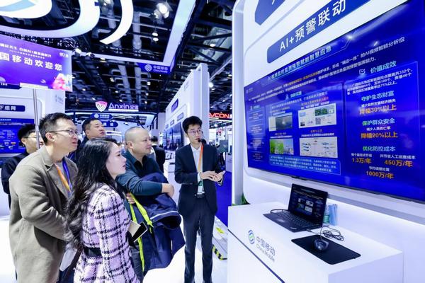 “5G+AI应急灾害监测预警联动体系”亮相2025年中国国际应急管理展览会。陆欣 摄 “5G+AI应急灾害监测预警联动体系”亮相2025年中国国际应急管理展览会。陆欣 摄