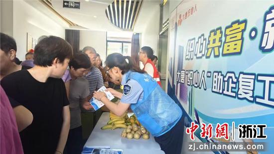 志愿者开展宣传活动。周克凌 摄 志愿者开展宣传活动。周克凌 摄