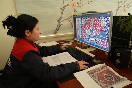 90后设计师阿尔孜古丽·穆太力普在电脑上设计地毯图案。努尔古再丽 摄