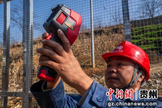 2025年12月12日,在贵州省毕节市赫章县朱明镇田坝村,工作人员正在对运行中的变电站进行例行巡检。 2025年12月12日,在贵州省毕节市赫章县朱明镇田坝村,工作人员正在对运行中的变电站进行例行巡检。