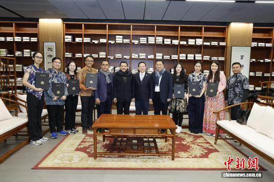 12日，印度尼西亚土著公民基金会（YWBI）主席亨德罗普里约诺与印度尼西亚工商会中国委员会（KIKT）主席加里波第托希尔率代表团访问天津大学。 天津大学 供图