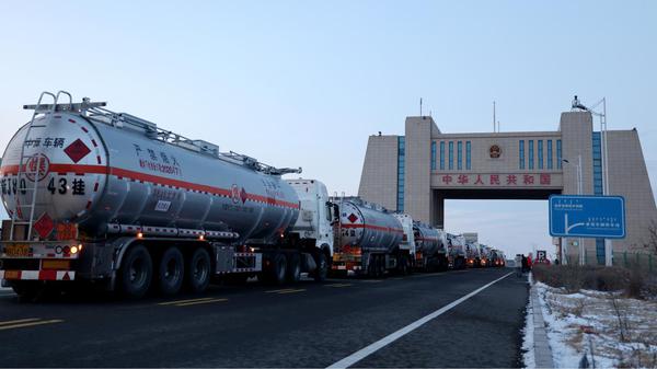 货车排队驶离阿拉山口公路口岸。金雨萱 摄 货车排队驶离阿拉山口公路口岸。金雨萱 摄