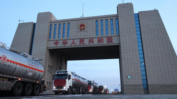 满载航空煤油的货车缓缓驶出国门。文亚辉 摄 满载航空煤油的货车缓缓驶出国门。文亚辉 摄