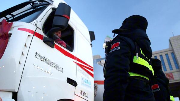 阿拉山口边检站民警对货车司机进行人证核对。徐超 摄 阿拉山口边检站民警对货车司机进行人证核对。徐超 摄