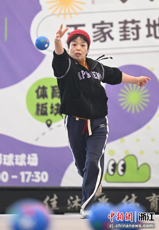 　　图为：王家葑村年近六旬的村民叶梦进行地掷球训练，依托家门口的体育场，叶梦将爱好培养成专业体育技能，并和其他村民一同参加各类比赛。千年历史地掷球和江南乡村的“奇妙碰撞”，让王家葑村走出了乡村振兴新路径：多年的发展中，该村已落地6场省级及以上赛事，这里不仅建成国际标准的塑掷球地掷球场，还成为浙江地掷球竞赛、训练和培训基地。近年来，绍兴统筹整合“体育+公园”、百姓健身房、桥下空间改造运动场等各类场地，让人均体育场地面积达到3.29平方米，稳居浙江前列，用“绣花功夫”织密全民健身网络。中新社记者 王刚 摄
