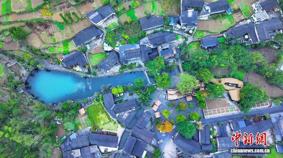 11月4日,航拍贵州省铜仁市江口县云舍村一隅。李鹤 摄 11月4日,航拍贵州省铜仁市江口县云舍村一隅。李鹤 摄