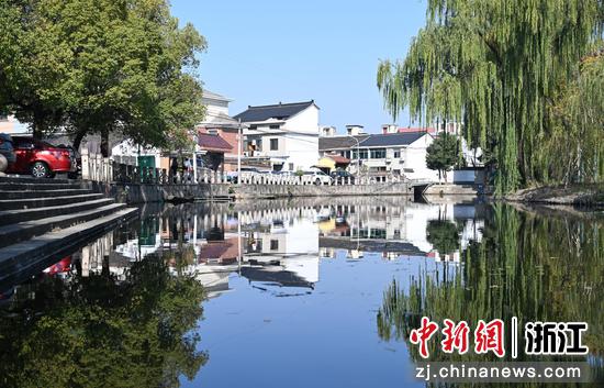 图为:王家葑村村容优美。千年历史地掷球和江南乡村的“奇妙碰撞”,让王家葑村走出了乡村振兴新路径:多年的发展中,该村已落地6场省级及以上赛事,这里不仅建成国际标准的塑掷球地掷球场,还成为浙江省地掷球竞赛、训练和培训基地,不少村民通过该运动登上国家级赛事赛场。中新社记者 王刚 摄 图为:王家葑村村容优美。千年历史地掷球和江南乡村的“奇妙碰撞”,让王家葑村走出了乡村振兴新路径:多年的发展中,该村已落地6场省级及以上赛事,这里不仅建成国际标准的塑掷球地掷球场,还成为浙江省地掷球竞赛、训练和培训基地,不少村民通过该运动登上国家级赛事赛场。中新社记者 王刚 摄