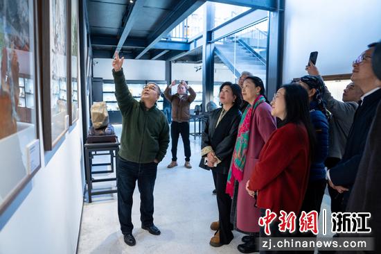 嘉宾参观画展。主办方供图 嘉宾参观画展。主办方供图