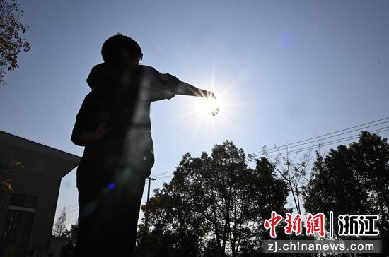 　　
图为：绍兴越城区王家葑村，村民在阳光下练习掷球。千年历史地掷球和江南乡村的“奇妙碰撞”，让王家葑村走出了乡村振兴新路径：多年的发展中，该村已落地6场省级及以上赛事，这里不仅建成国际标准的塑掷球地掷球场，还成为浙江省地掷球竞赛、训练和培训基地，不少村民通过该运动登上国家级赛事赛场。中新社记者 王刚 摄