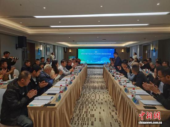 12月15日,蒙黔农畜产品加工产业招商引资座谈交流会在贵阳举行。 中新社记者 李爱平 摄 12月15日,蒙黔农畜产品加工产业招商引资座谈交流会在贵阳举行。 中新社记者 李爱平 摄