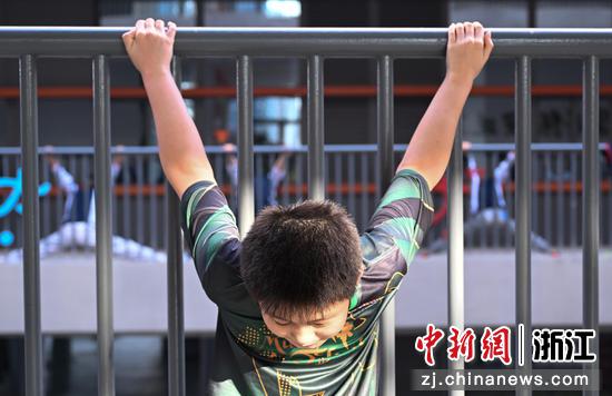 　　图为：绍兴市体校学生在校园内训练。该校近年来实施体教融合，推行的“以运动队为单位的管理模式”，实现文化学习与体育训练融合，目前已是“全国排球高水平后备人才基地”。中新社记者 王刚 摄