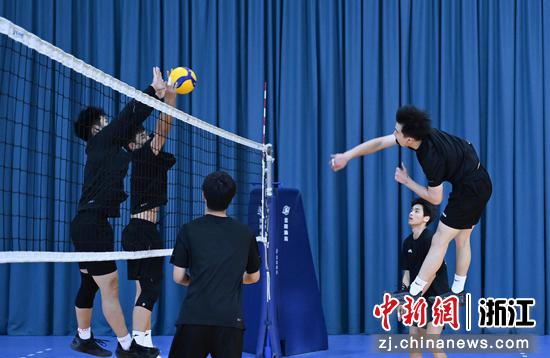 　　图为：绍兴市体校学生进行排球训练。该校近年来实施体教融合，推行的“以运动队为单位的管理模式”，实现文化学习与体育训练融合，目前已是“全国排球高水平后备人才基地”。中新社记者 王刚 摄