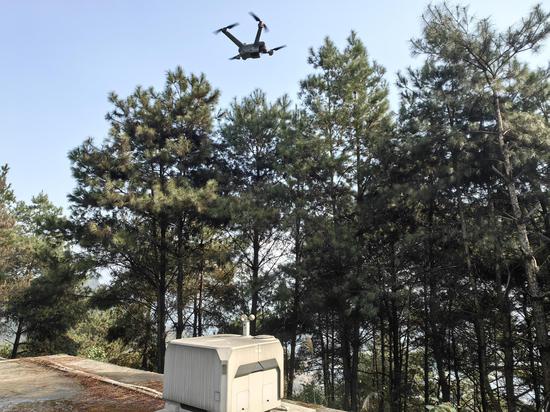 在后台的操作下无人机飞出蜂巢 在后台的操作下无人机飞出蜂巢